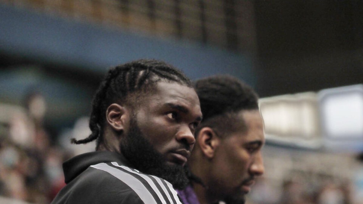 Awana junto a Pippen en el partido ante Juaristi. / M. G. EGEA