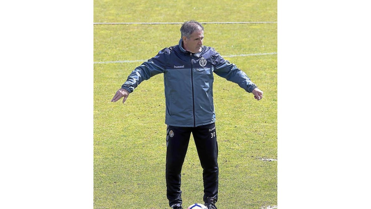 Paco Herrera durante el entrenamiento del pasado lunes en los campos Anexos.-PABLO REQUEJO