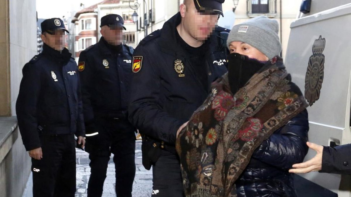 Llegada de Montserrat González a la Audiencia Provincial en una nueva jornada del juicio por la muerte de Isabel Carrasco-Ical