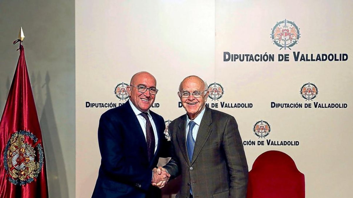 Jesús Julio Carnero y Jesús Mediavilla se estrechan la mano ayer, tras la firma de la adenda al convenio.-EL MUNDO