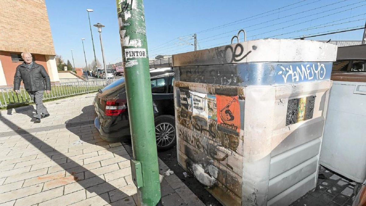 Contenedor de papel quemado, uno de los actos vandálicos frecuentes.-M. Á. SANTOS