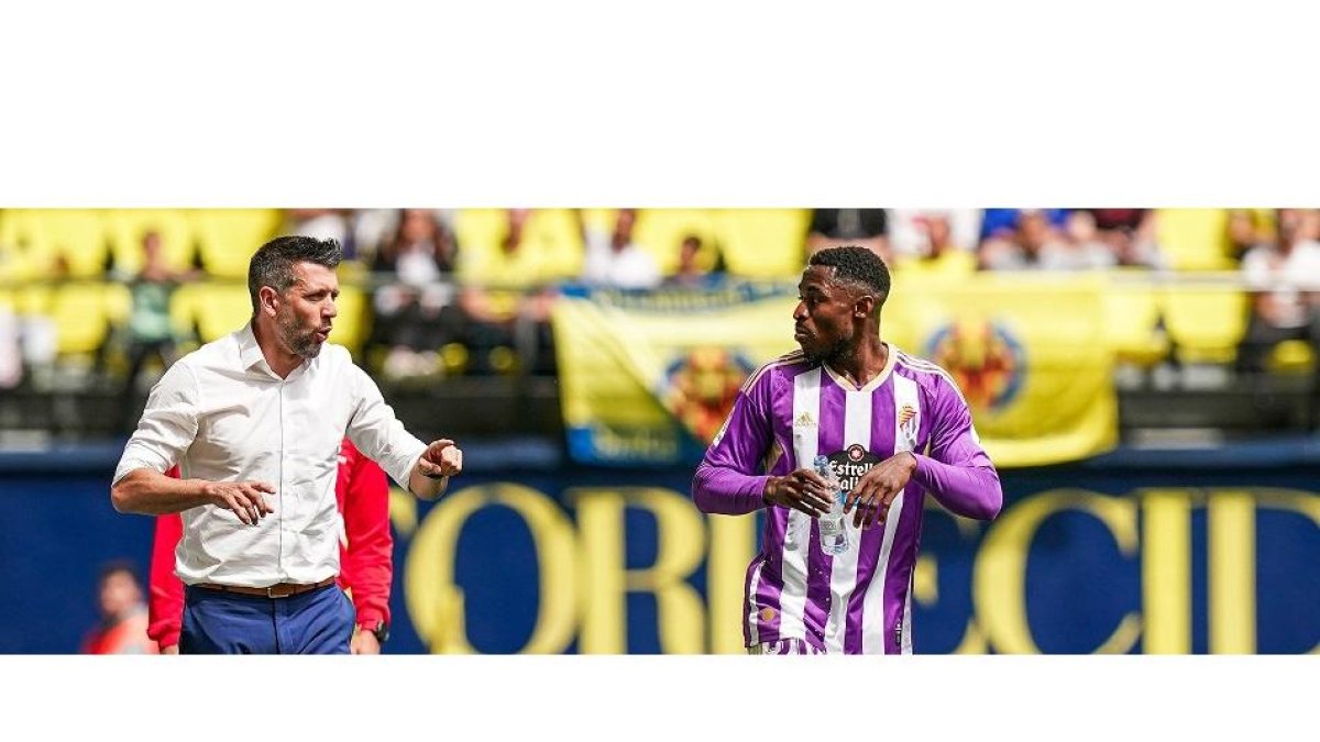 Pezzolano da indicaciones a Hongla durante el partido en la Cerámica. / IÑAKI SOLA / RVCF