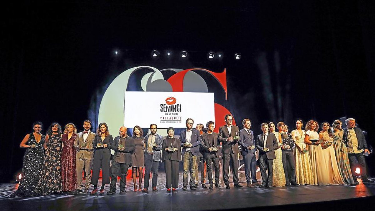 Foto de familia ayer en el escenario del Teatro Calderón con los escasos premiados que estuvieron en la gala de clausura y todos los cineastas y participantes en la entrega de premios.-J. M. LOSTAU