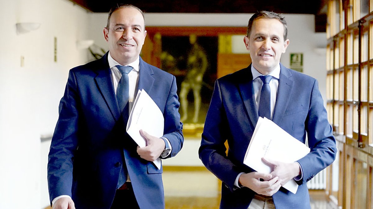 El diputado de Hacienda, Víctor Alonso, y el presidente de la Diputación Provincial de Valladolid, Conrado Íscar, momentos antes de la presentación del Presupuesto de la Institución para 2024. ICAL