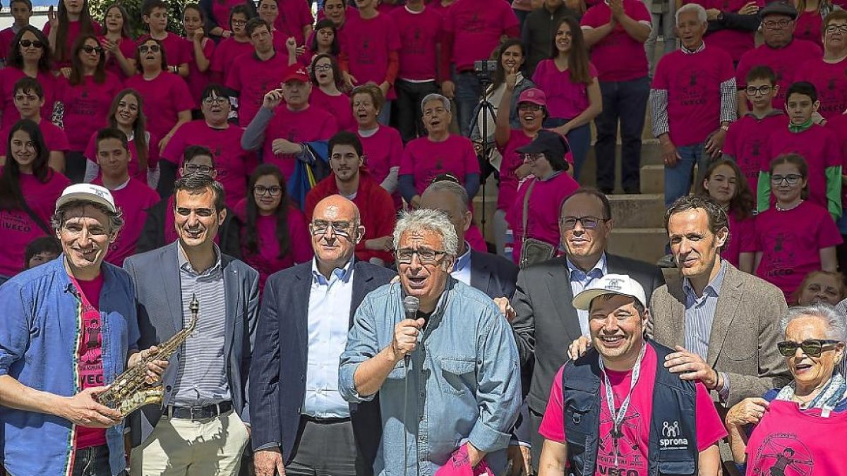El humorista Leo Harlem interviene en la presentación de la 41 Marcha Asprona, ayer en el Valle de los 6 Sentidos de Renedo de Esgueva.-ICAL
