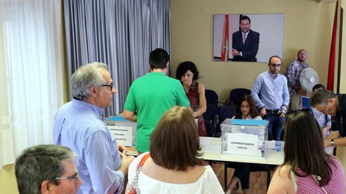 Varias personas participan en el proceso electoral para elegir al presidente del PP-RUBÉN CACHO / ICAL