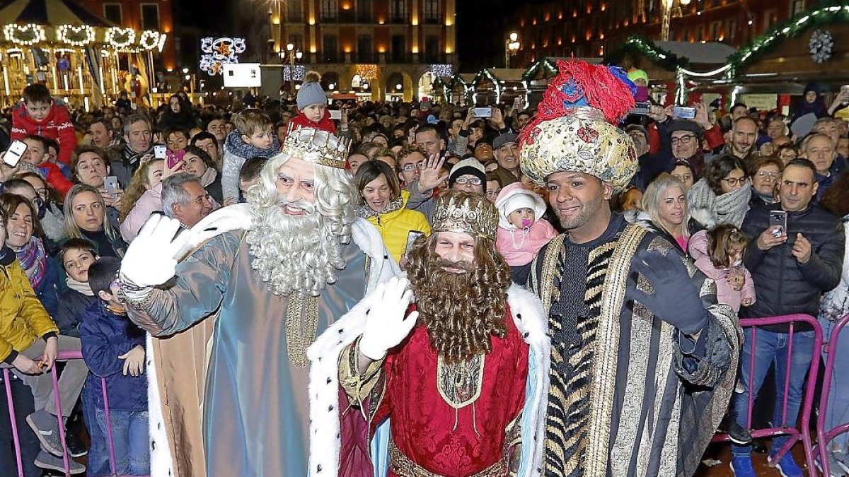 Sus majestades de Oriente atienden juntos a todos los que se reunen en la plaza Mayor.-J.M. LOSTAU
