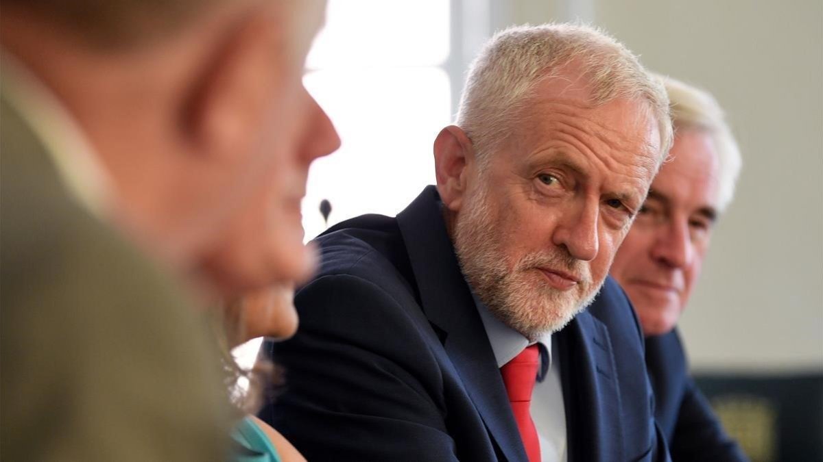 El líder laborista, Jeremy Corbyn, durante la reunión que ha mantenido este martes con otros líderes de la oposición.-AFP / DANIEL LEAL-OLIVAS