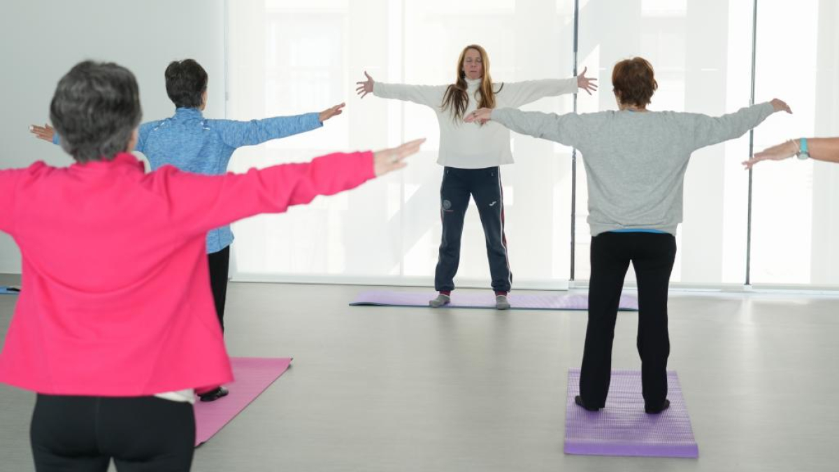 Clases de yoga en el centro de vida activa de Parquesol.- J.M. LOSTAU