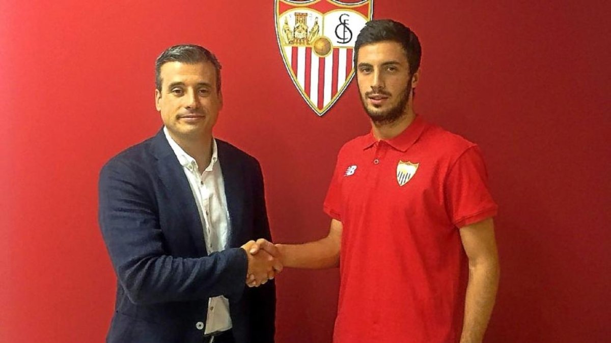 Miguel Ángel Gómez, durante la presentación de Aburjania, del Sevilla B.-SEVILLA FC