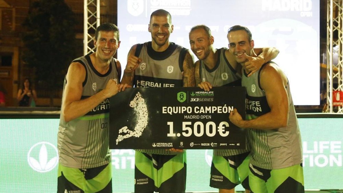 Sergio de la Fuente, Nacho Martín, Pino y Sánchez, con el cheque de campeón logrado en Madrid.-FEB