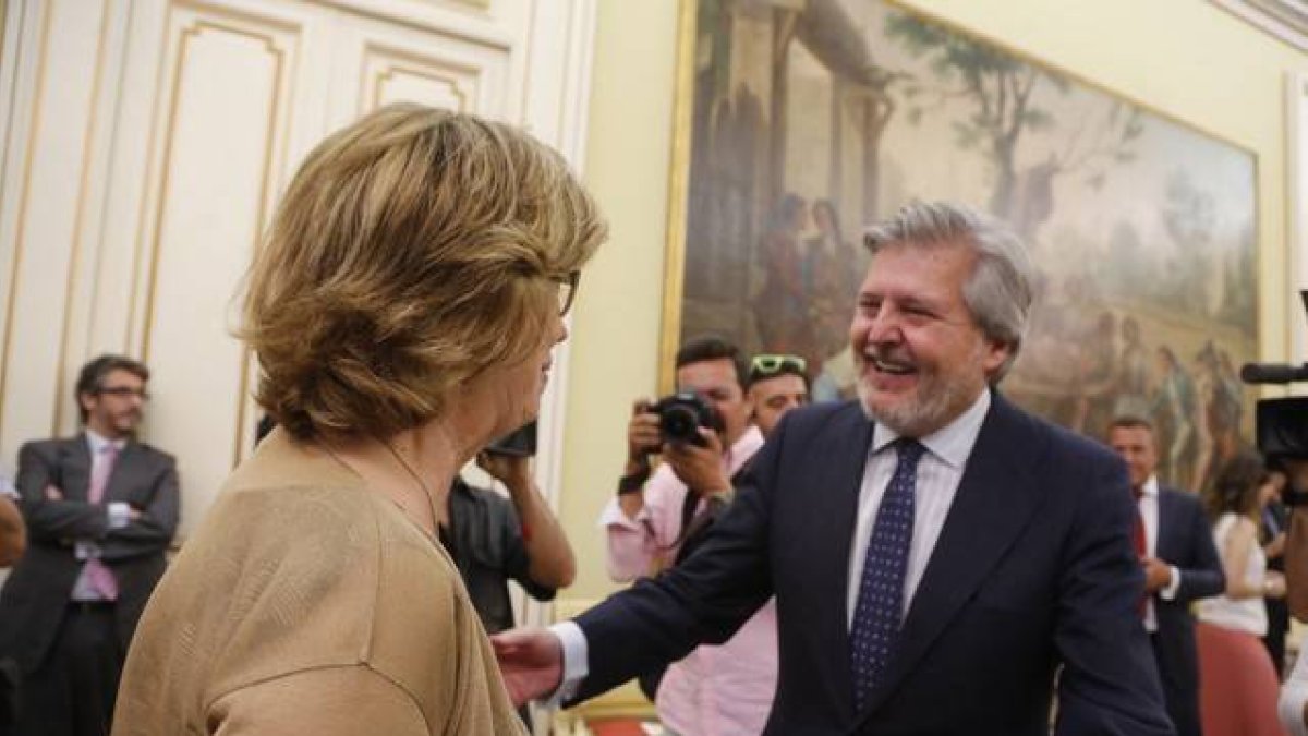 El ministro de Educación Méndez de Vigo saluda a la 'consellera' Rigau en la Conferencia Sectorial de Educación, en una foto de archivo.-AGUSTÍN CATALÁN