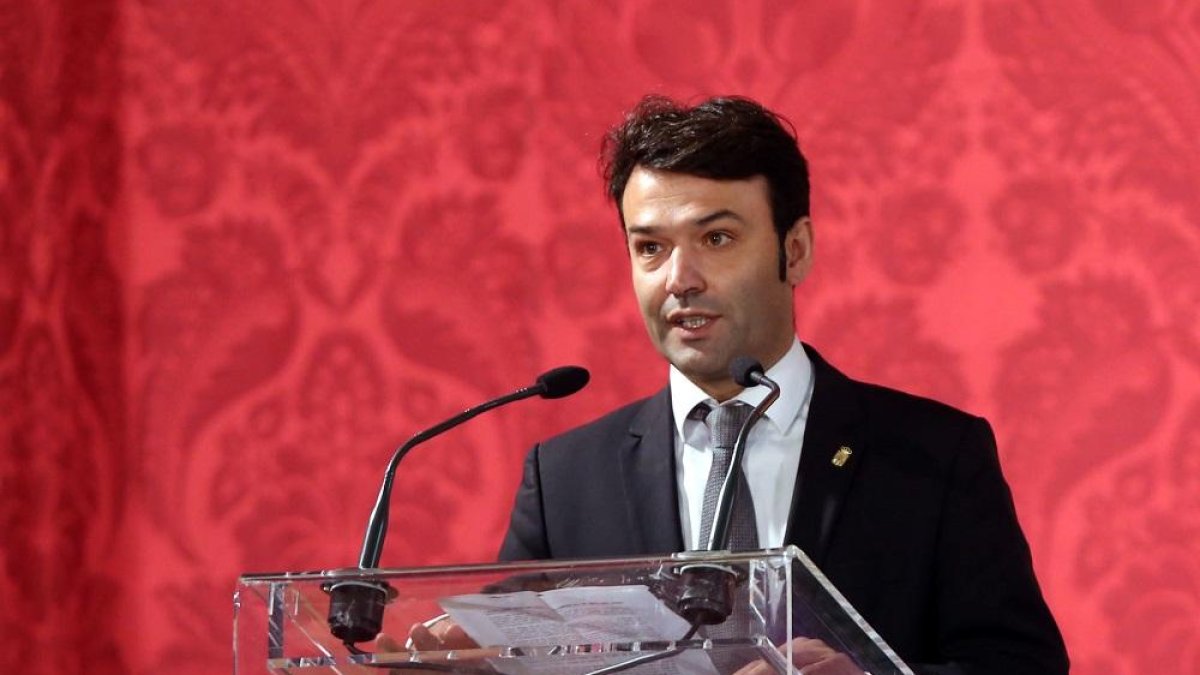 El alcalde de Tordesillas (Valladolid), José Antonio González Poncela, durante su intervención en el acto de homenaje a los procuradores de la 1ª a la 9ª legislatura.-ICAL