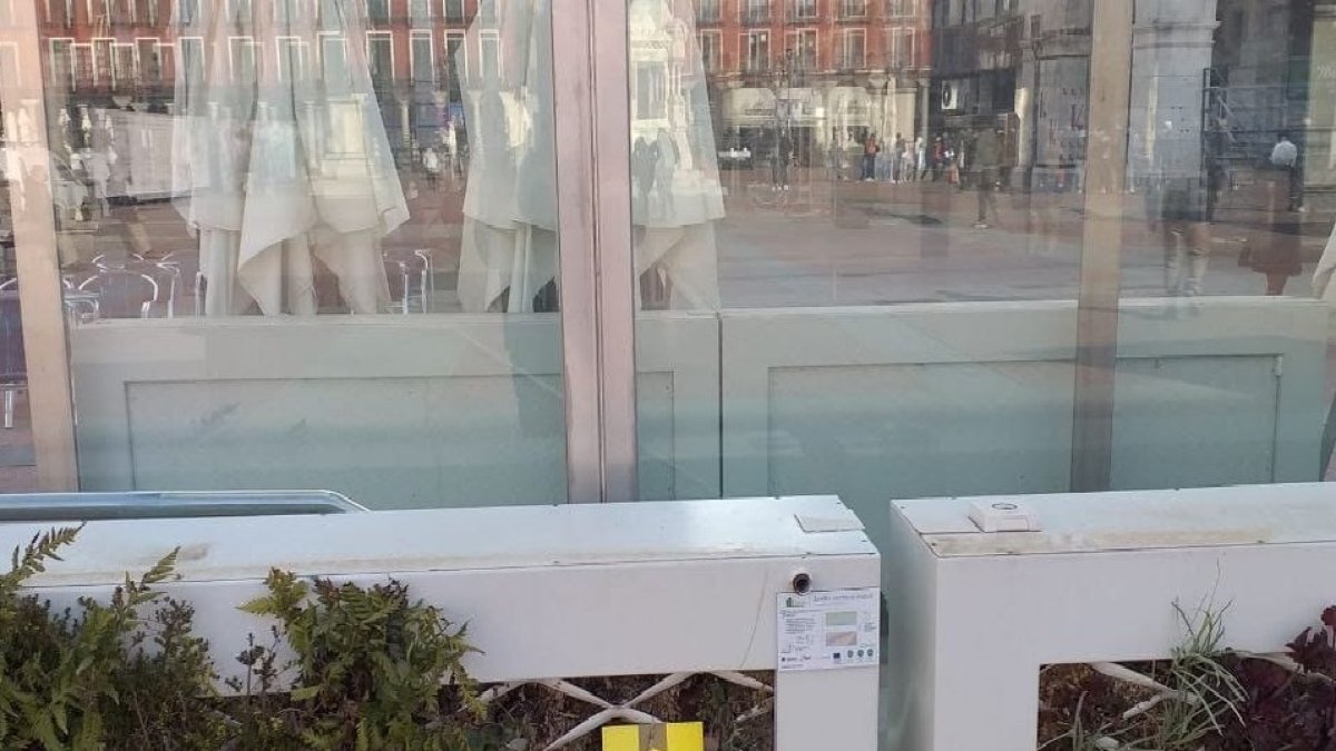 Una de las etiquetas colocadas en la Plaza mayor de Valadolid. EL MUNDO