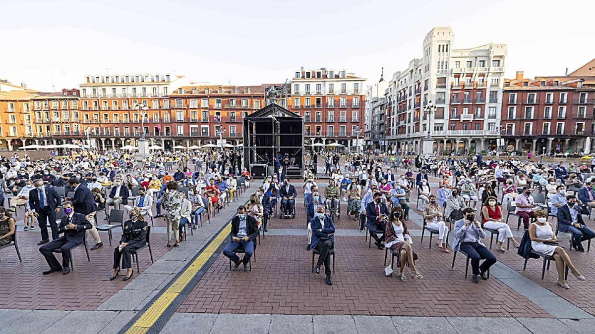 Mil espectadores pudieron presenciar el pregón para respetar medidas sanitarias, con una valla perimetral y sillas para cada asistente. R. G: PHOTOGENIC