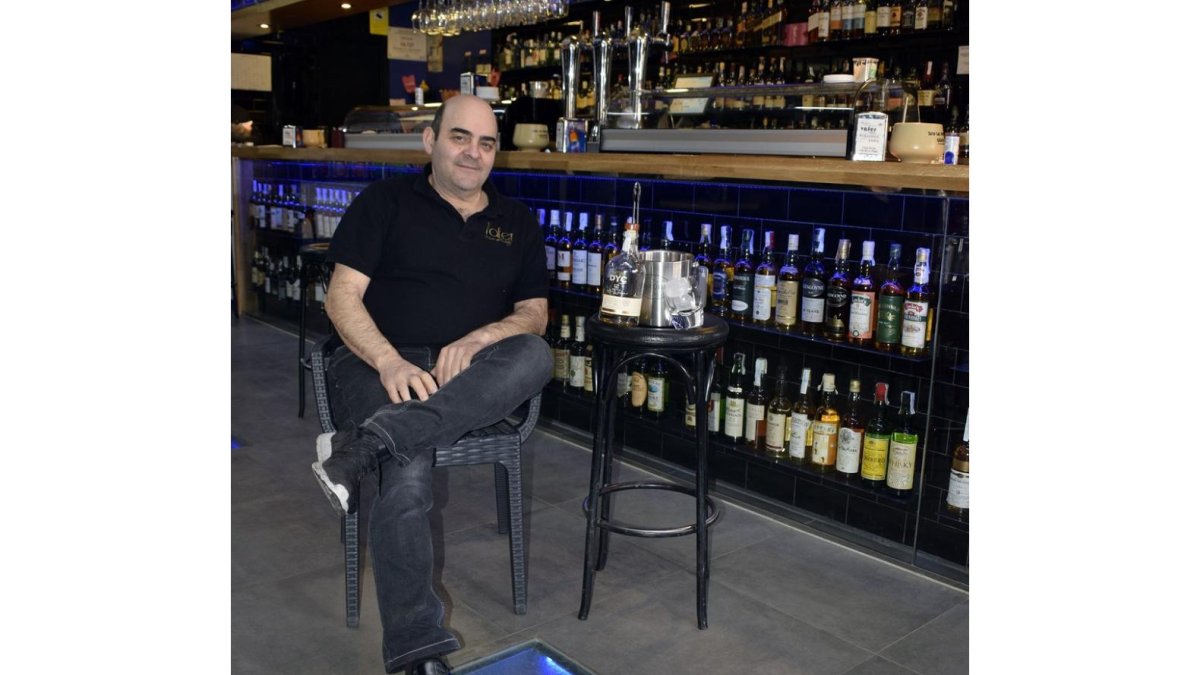 Luis Vara, en su establecimiento zamorano, convertido en monográfico dedicado al whisky.-ARGICOMUNICACIÓN