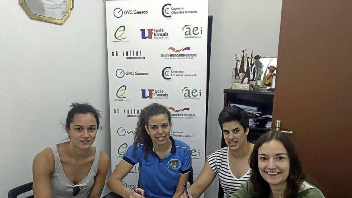 Amaia, Celia, Cristina y Teresa en el momento de estampar sus firmas.-El Mundo