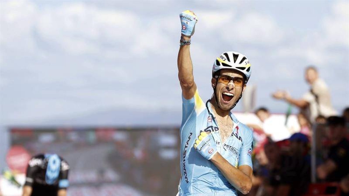 El ciclista italiano del equipo Astana,Fabio Aru,se ha proclamado el vencedor de la etapa de hoy por delante de Chris Froome.-Foto: EFE / JAVIER LIZÓN