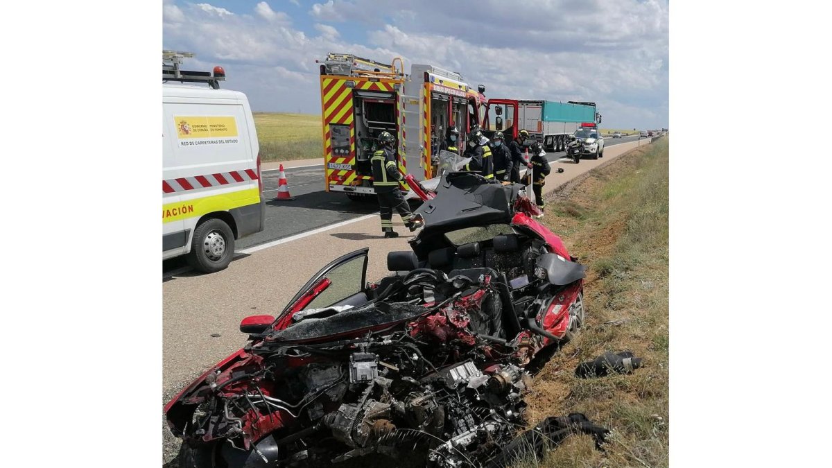 Estado en el que quedó el vehículo del médico tras el accidente.- E. M.