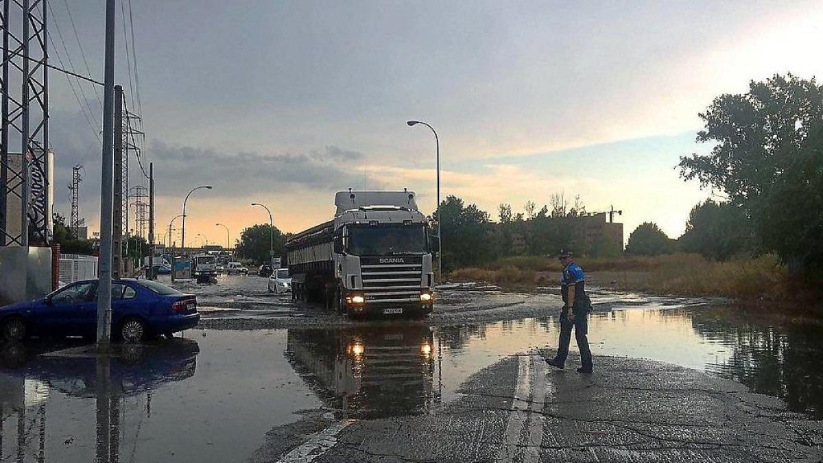 Unas de las calles del polígono de San Cristóbal con grandes balsas de agua.-POLICÍA LOCAL