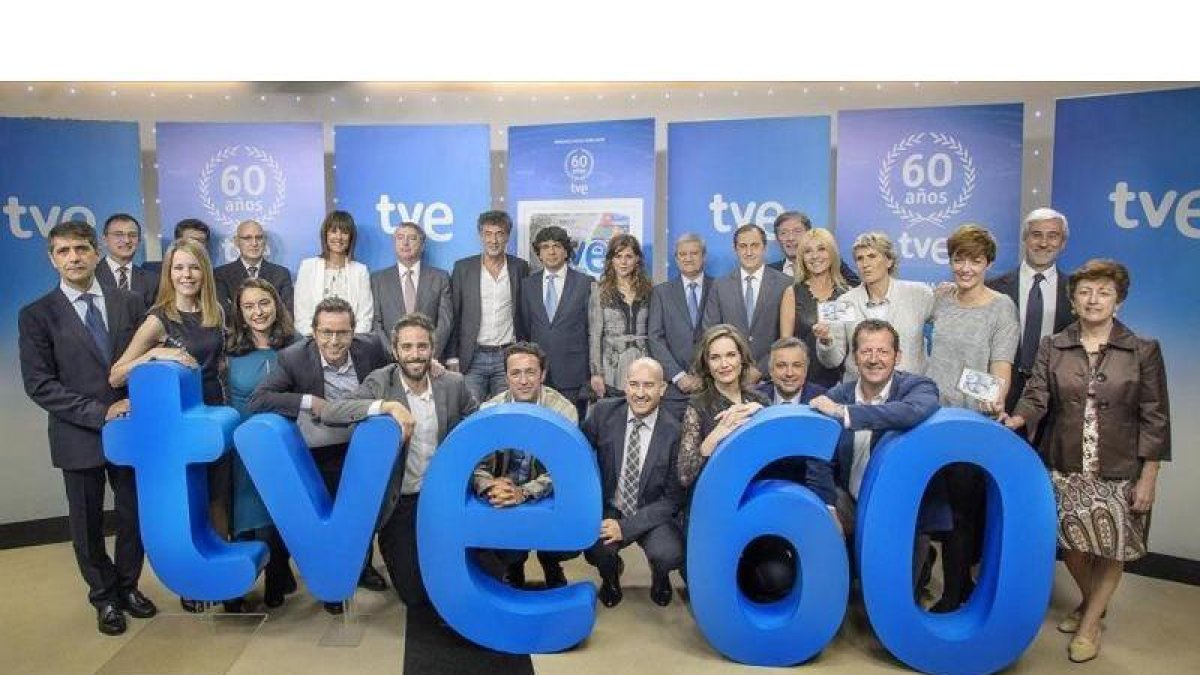 Trabajadores y directivos de TVE posan en una imagen conmeorativa de los 60 años de la televisión estatal.-EL PERIÓDICO