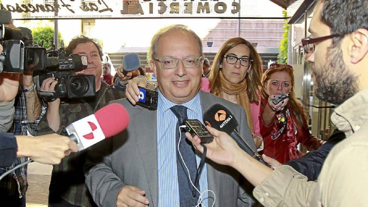 Eduardo Fernández, en una nube de micrófonos.-J.M. Lostau