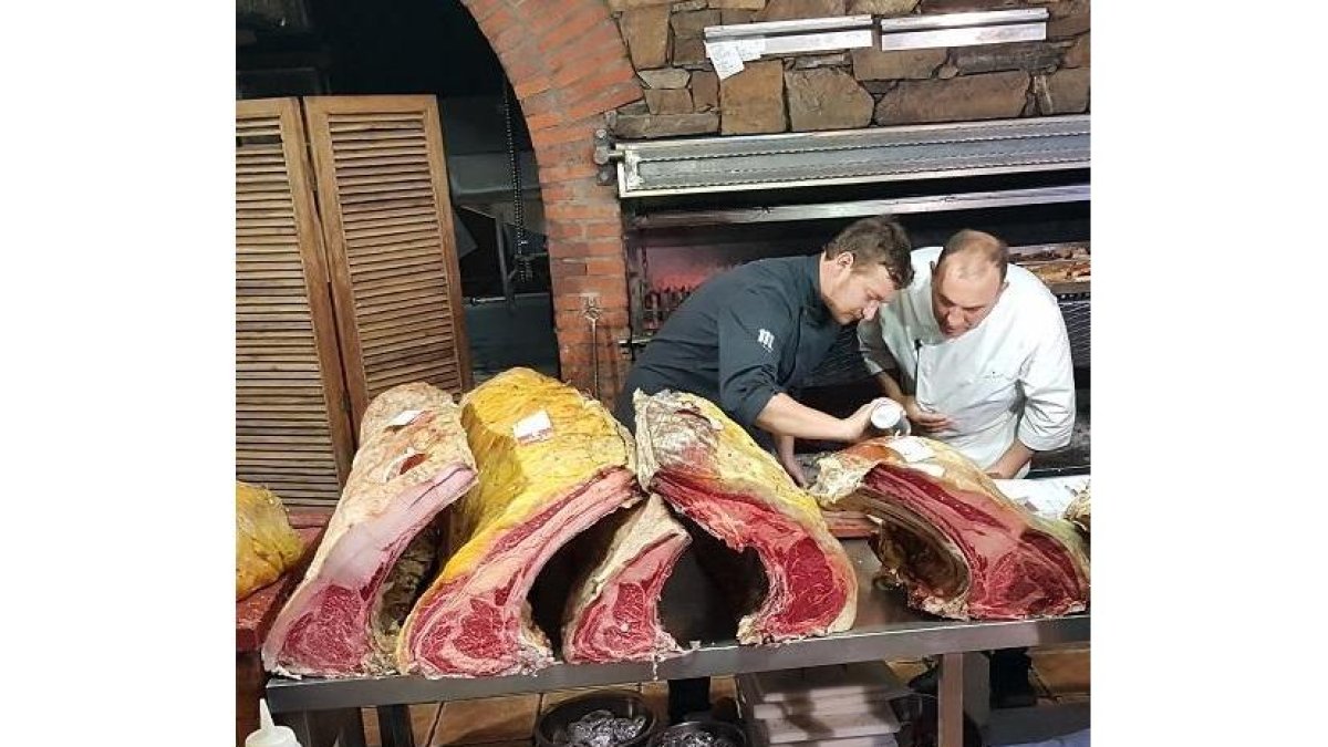 José Gordón con su equipo de cocina. El Capricho ofrece una oportunidad de sabores, texturas y aromas en torno a la carne de buey de razas autóctonas e ibéricas.-L. P.
