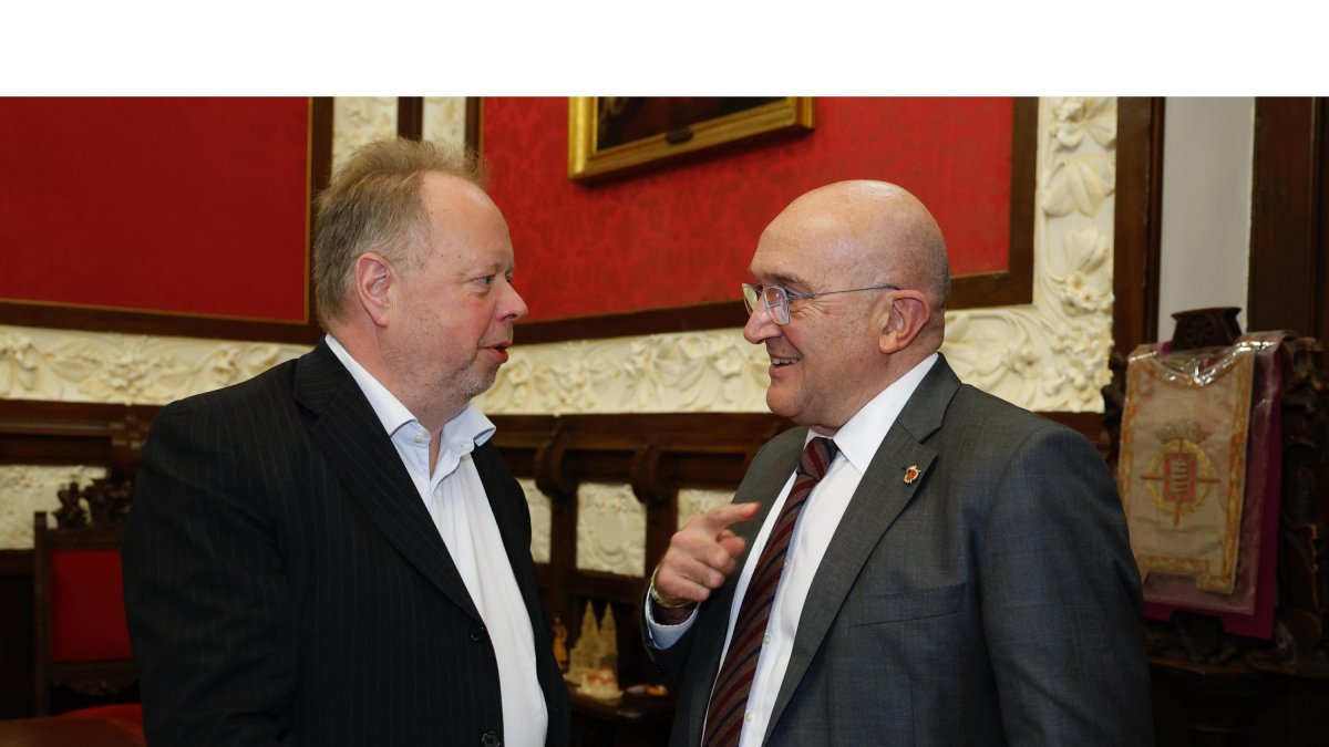 Andy Palmer y Jesús Julio Carnero, durante la reunión en el Ayuntamiento de Valladolid.-E. M.
