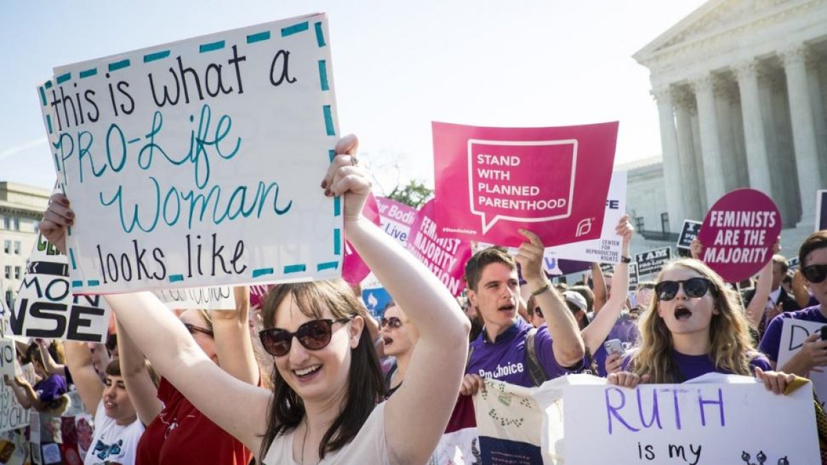 Manifestantes a favor y en contra del aborto ante la sede del Tribunal Supremo de EEUU, en Washington.-