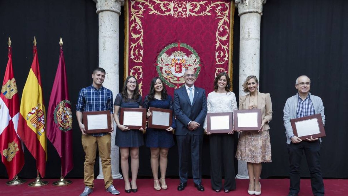 El presidente de la Diputación provincial de Valladolid, Jesús Julio Carnero, y los diputados provinciales, junto a los Premios de Periodismo 2014-Ical