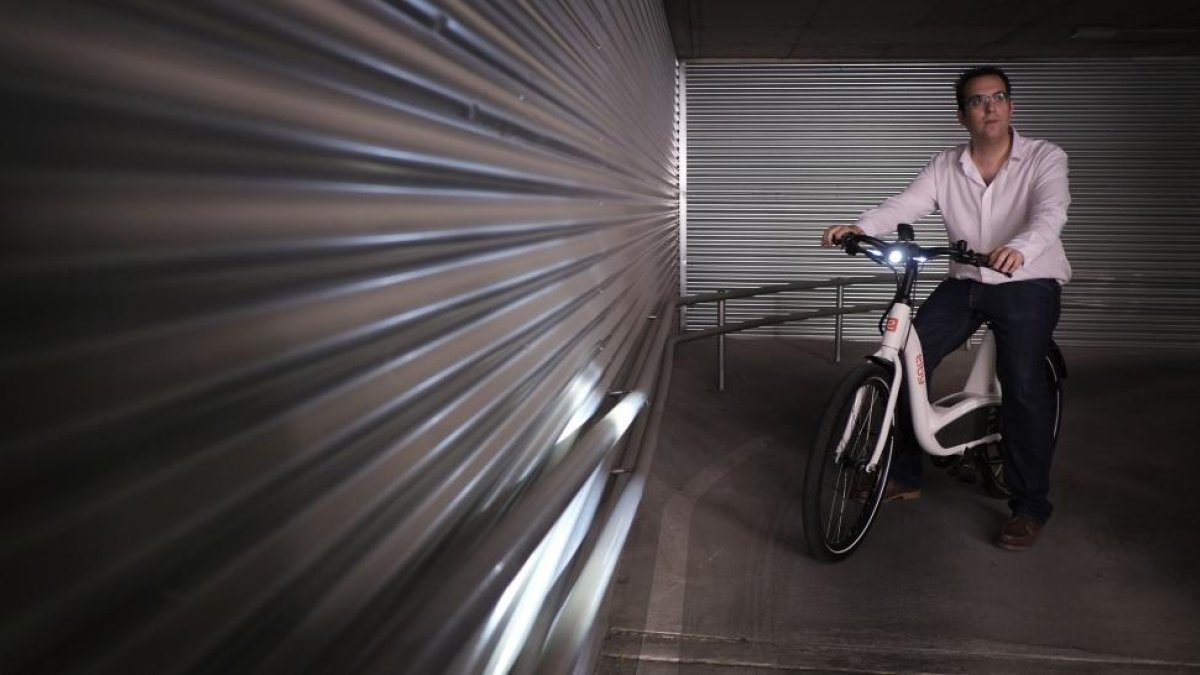 Una persona pasea con una bicicleta eléctrica realizada con tecnología de Ebikemotion.-ENRIQUE CARRASCAL