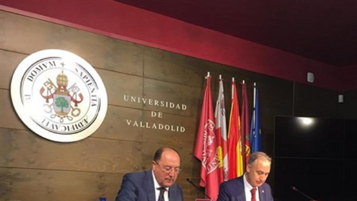 El rector de la UVA, Antonio Largo Cabrerizo, y el presidente de Bodegas Familiares Matarromera, Carlos Moro.-EUROPA PRESS