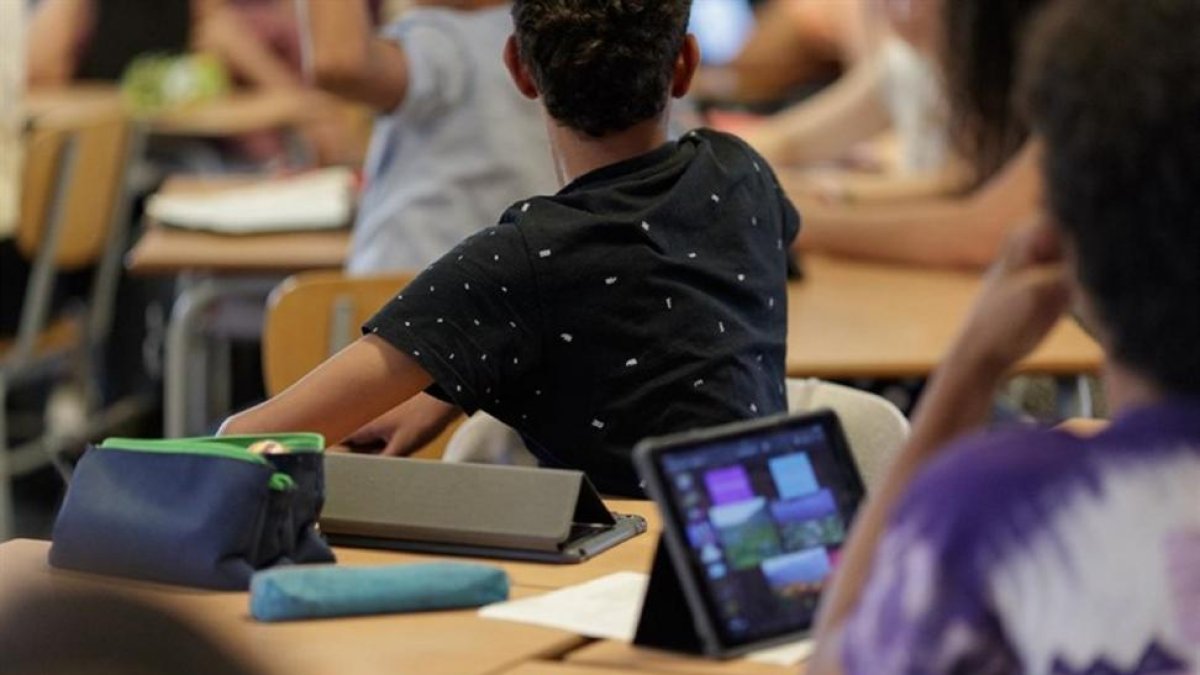 Varios alumnos en un aula.-EUROPA PRESS