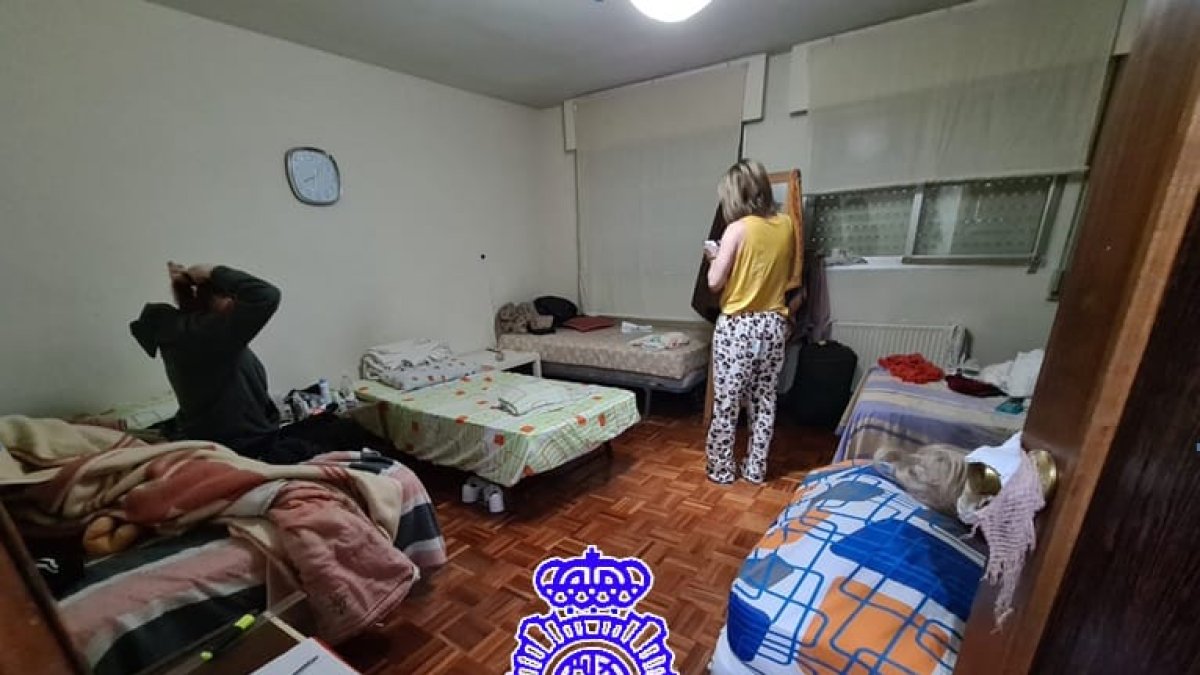 Imagen del piso en el que el presunto proxeneta tenía hacinadas a varias personas.- E.M.