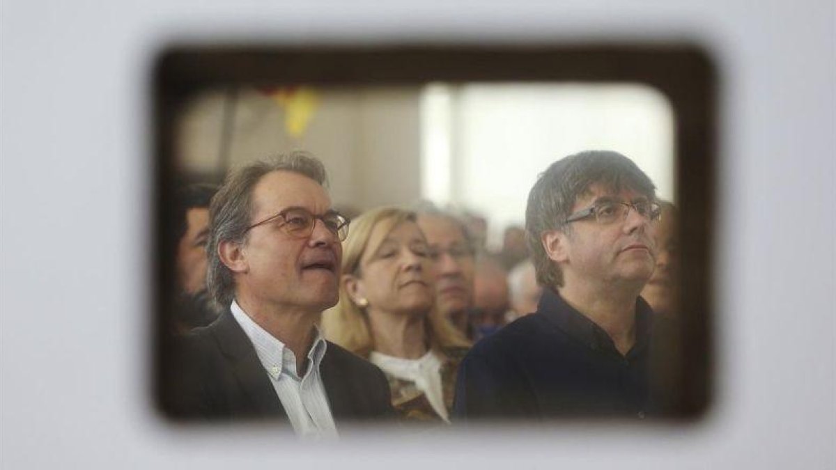 El 'president' Carles Puigdemont y el 'expresident' Artur Mas, en un acto del PDECat en el Teatre Nacional de Cataluña.-EFE / ALEJANDRO GARCIA