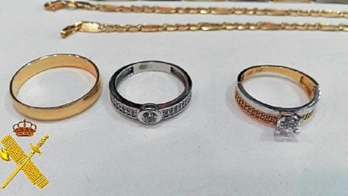 Anillos pertenecientes al botín de joyas robadas por la dependienta.-E. M.