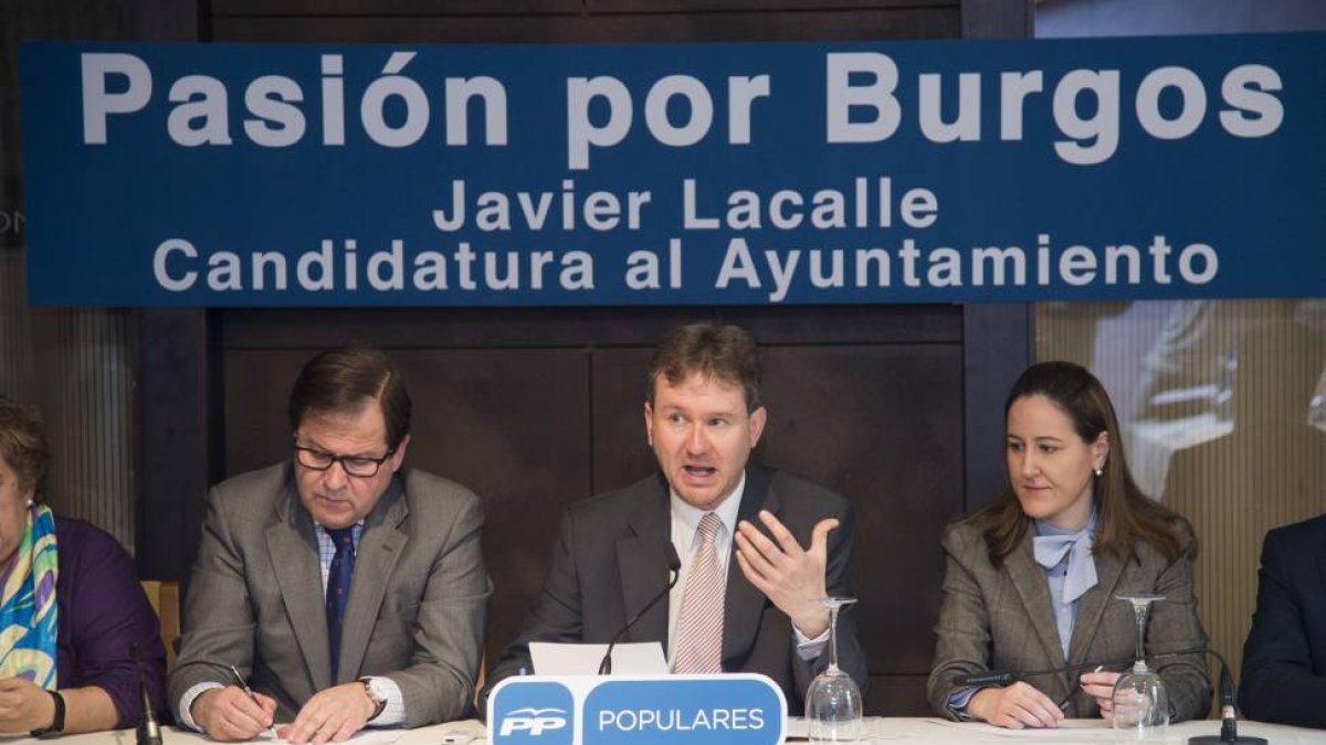 El candidato del PP a la Alcaldía de Burgos, Javier Lacalle, junto a parte de su equipo-Ical