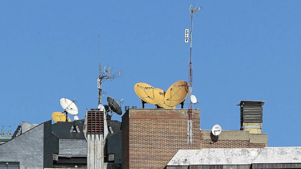 Antenas instaladas en un edificio del Paseo de las Moreras-J. M. LOSTAU