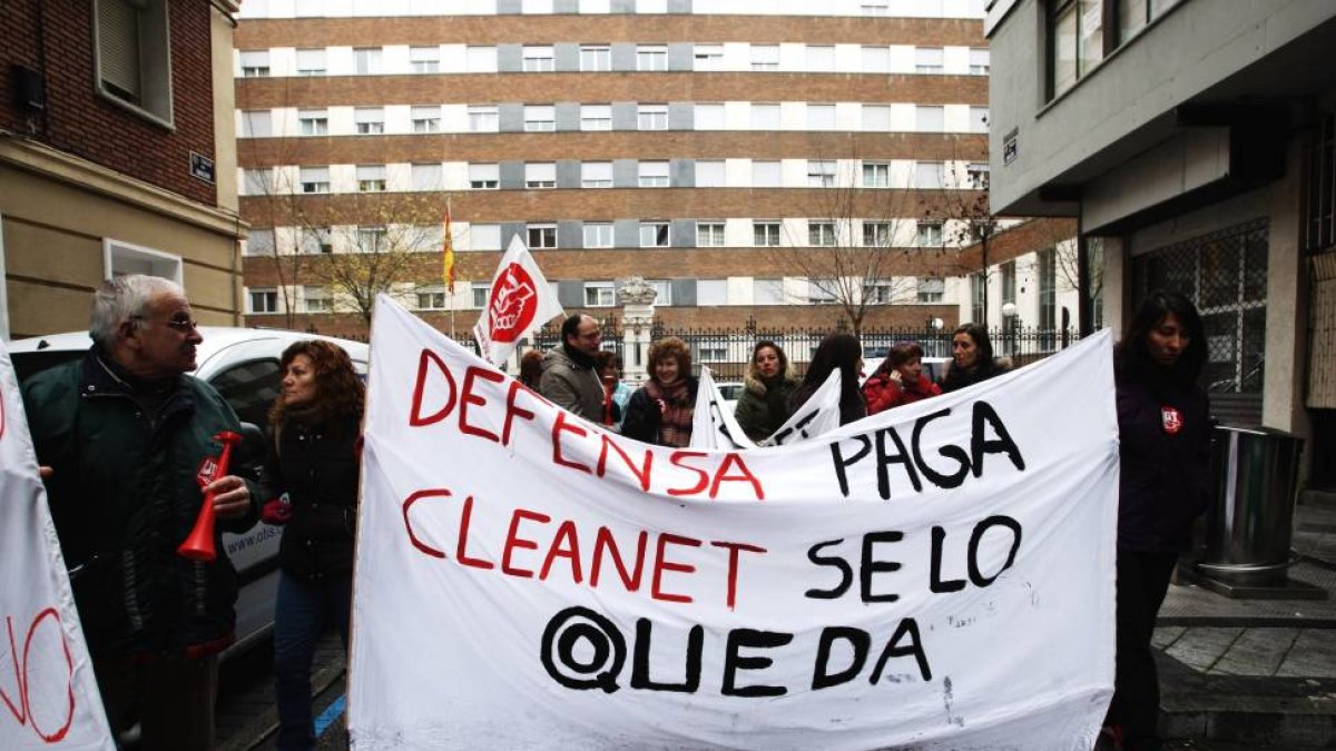 Manifestación de trabajadores de Cleanet frente a la residencia de Santiago en Valladolid-Ical