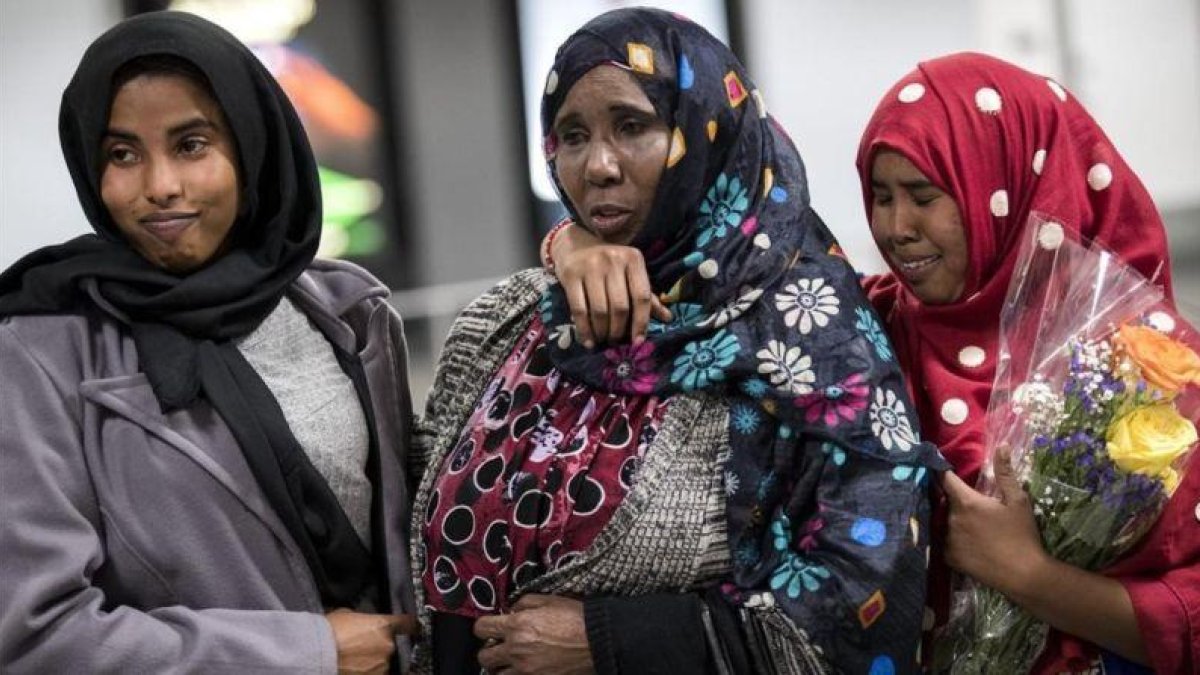 Dos hermanas somalís a las que denegaron el acceso a EEUU tras el veto migratorio de Trump son recibidas por su madre en el aeropuerto de Chantilly, Virginia.-EFE / SHAWN THEW