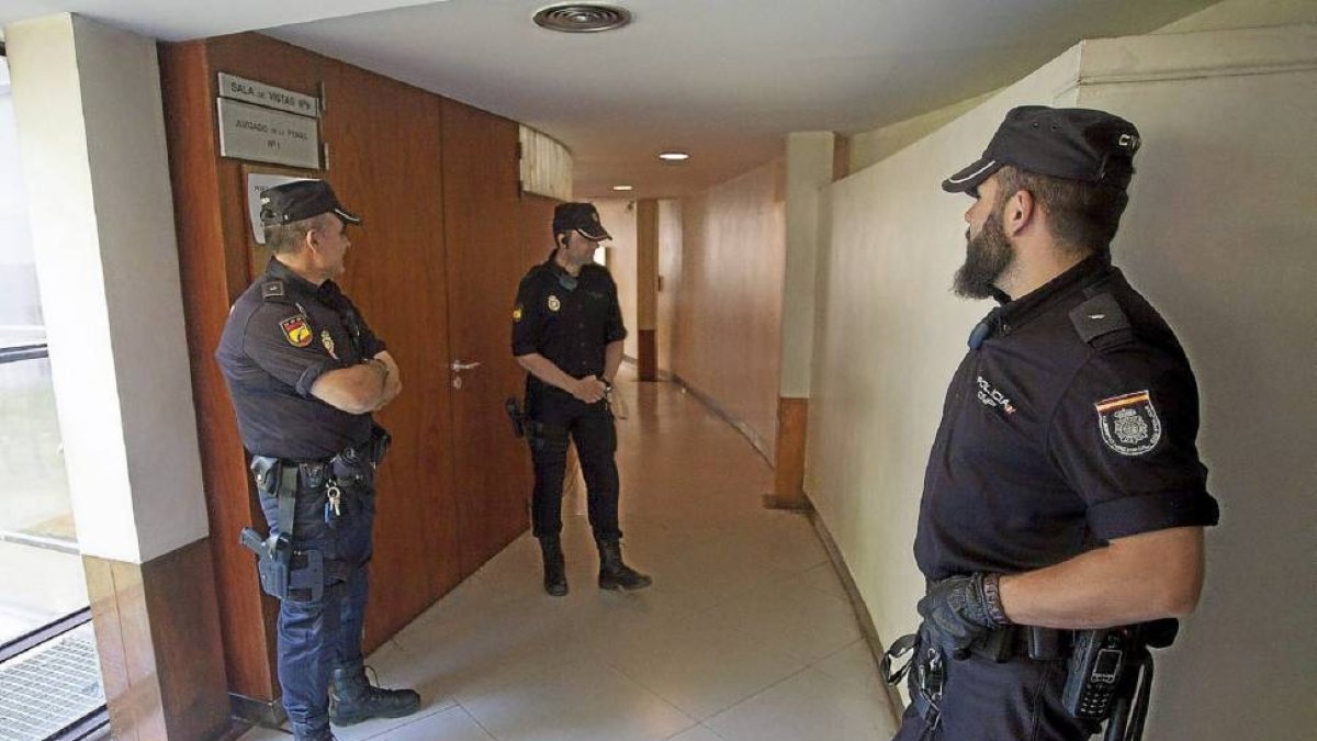 Tres miembros del dispositivo policial desplegado en los juzgados este martes.-Pablo Requejo