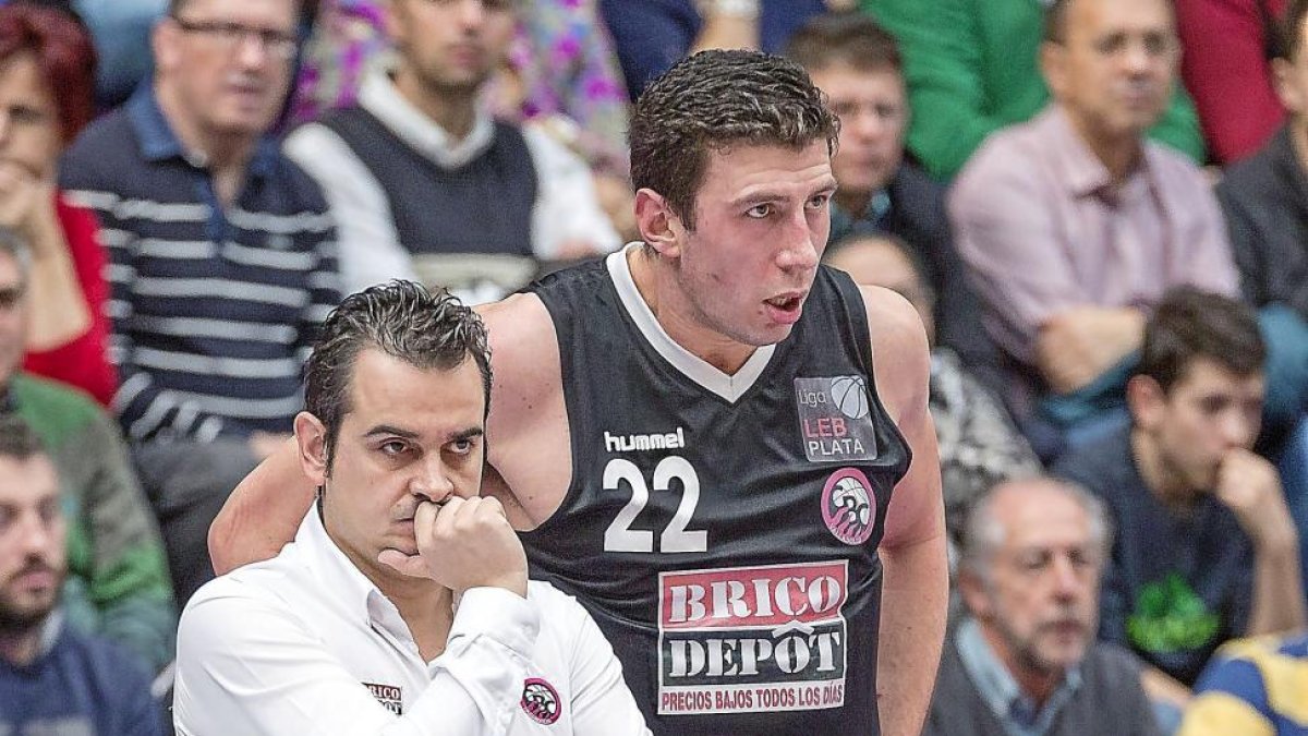 Iñaki Martín, pensativo, junto a Sergio De la Fuente en el choque contra Marín.-Miguel Ángel Santos