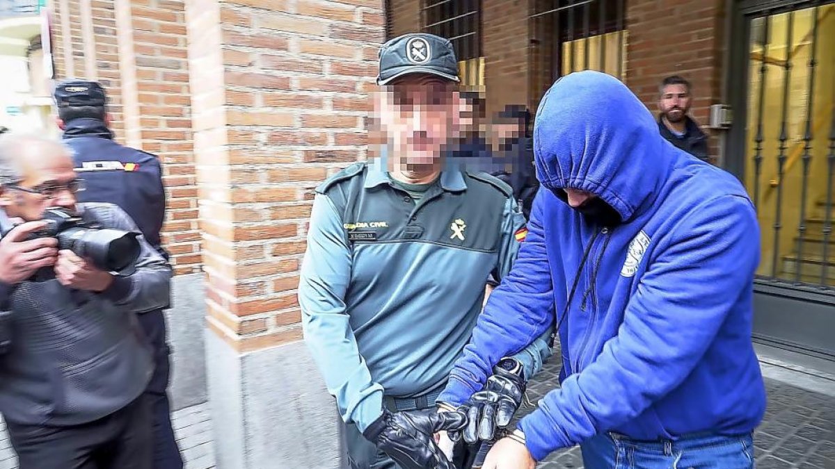 Miguel Ángel López custodiado por la Guardia Civil-E. M.
