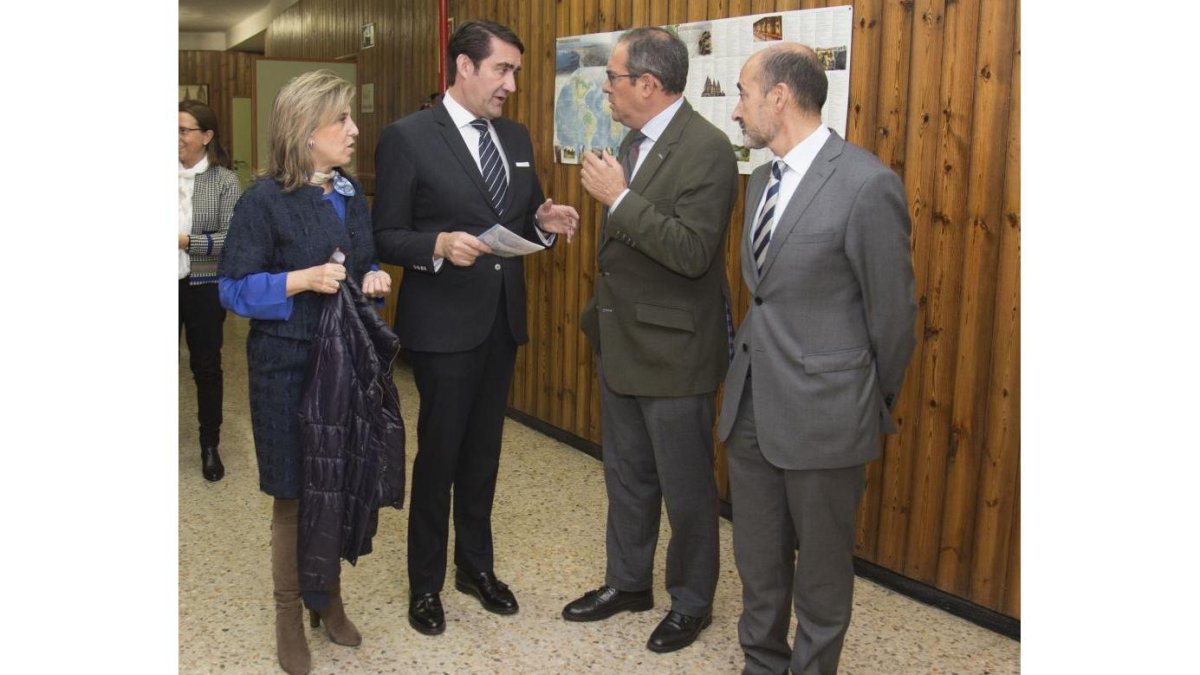 El consejero de Fomento y Medio Ambiente, Juan Carlos Suárez-Quiñones, y la delegada del Gobierno en Castilla y León, María José Salgueiro, charlan con el subdelegado del Gobierno en Burgos, José María Arribas (D), y con el delegado de la Junta, Baudilio-ICAL