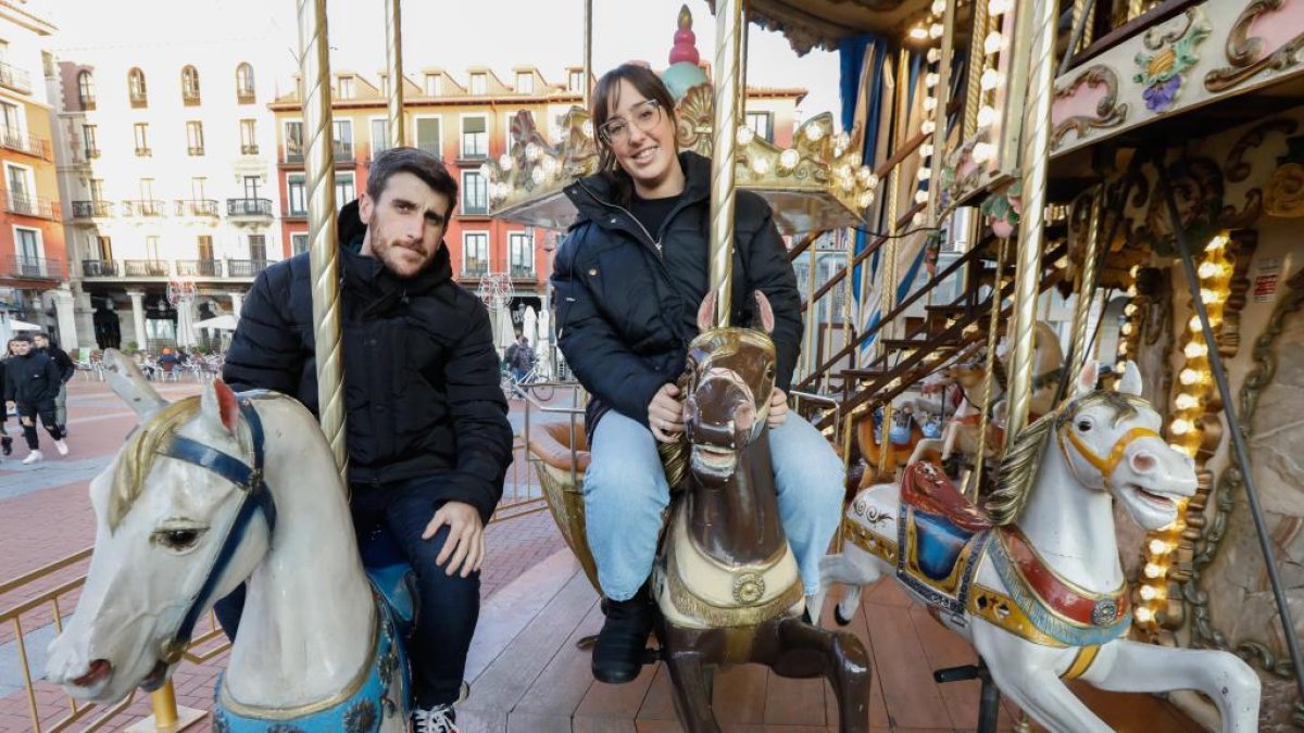 Juan Carlos Clemente y su hermana Leyre María en el tiovivo de la plaza Mayor de Valladolid. J.M. LOSTAU