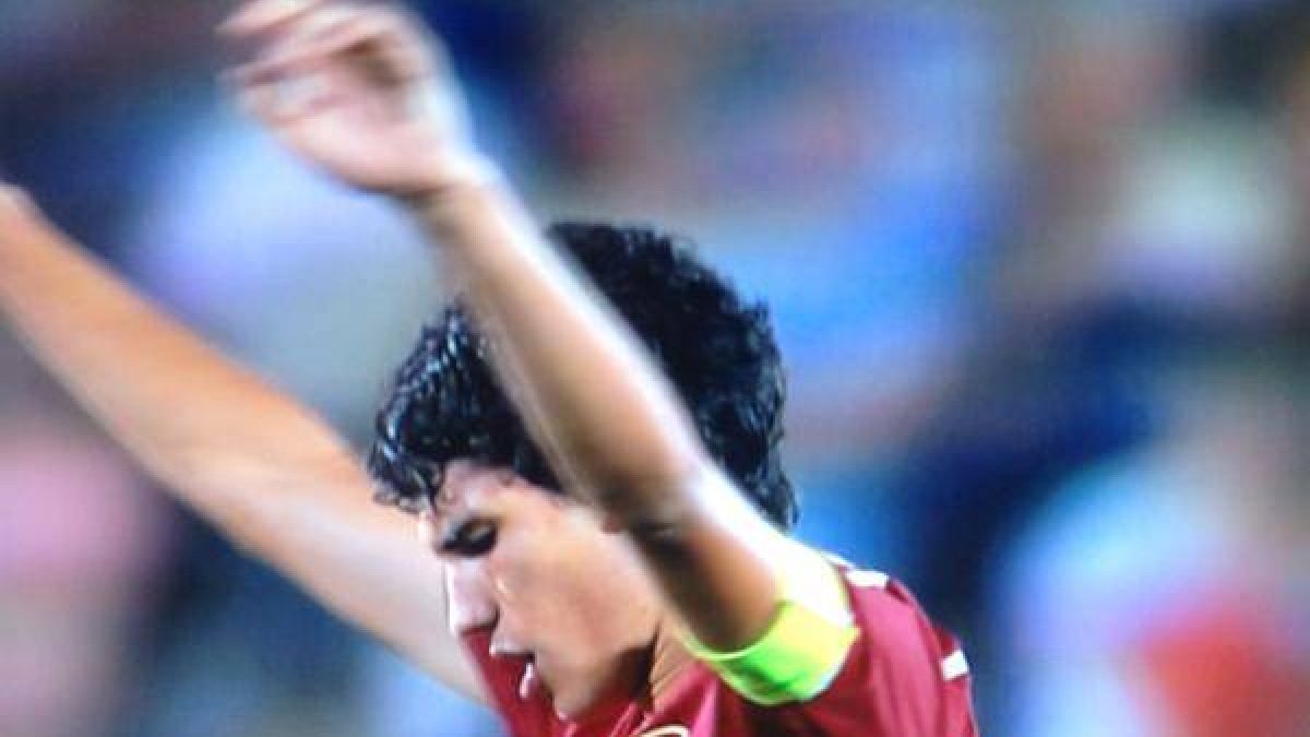 Vallejo celebra el título al final del encuentro.-EL PERIÓDICO