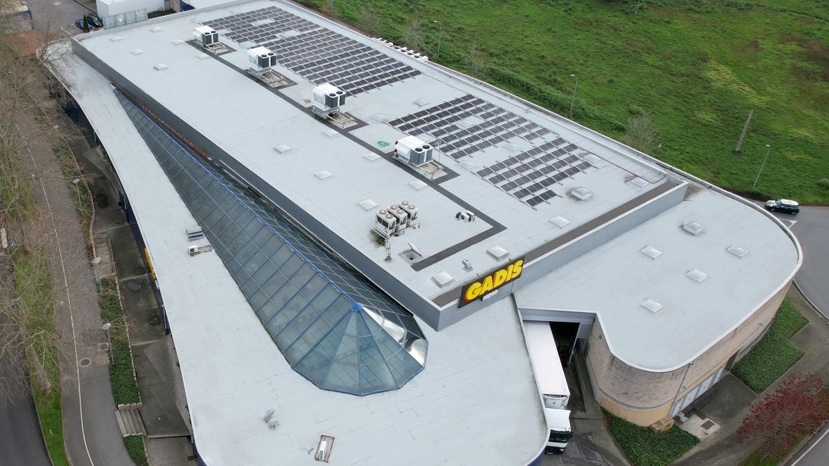 Paneles fotovoltaicos en uno de los supermercados de Gadis.- GADIS