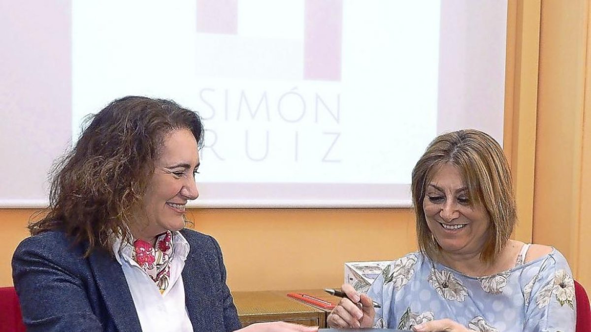 María Josefa García Cirac yTeresa López firman el protocolo para la restauración del Simón Ruiz, ayer en Medina.-ICAL