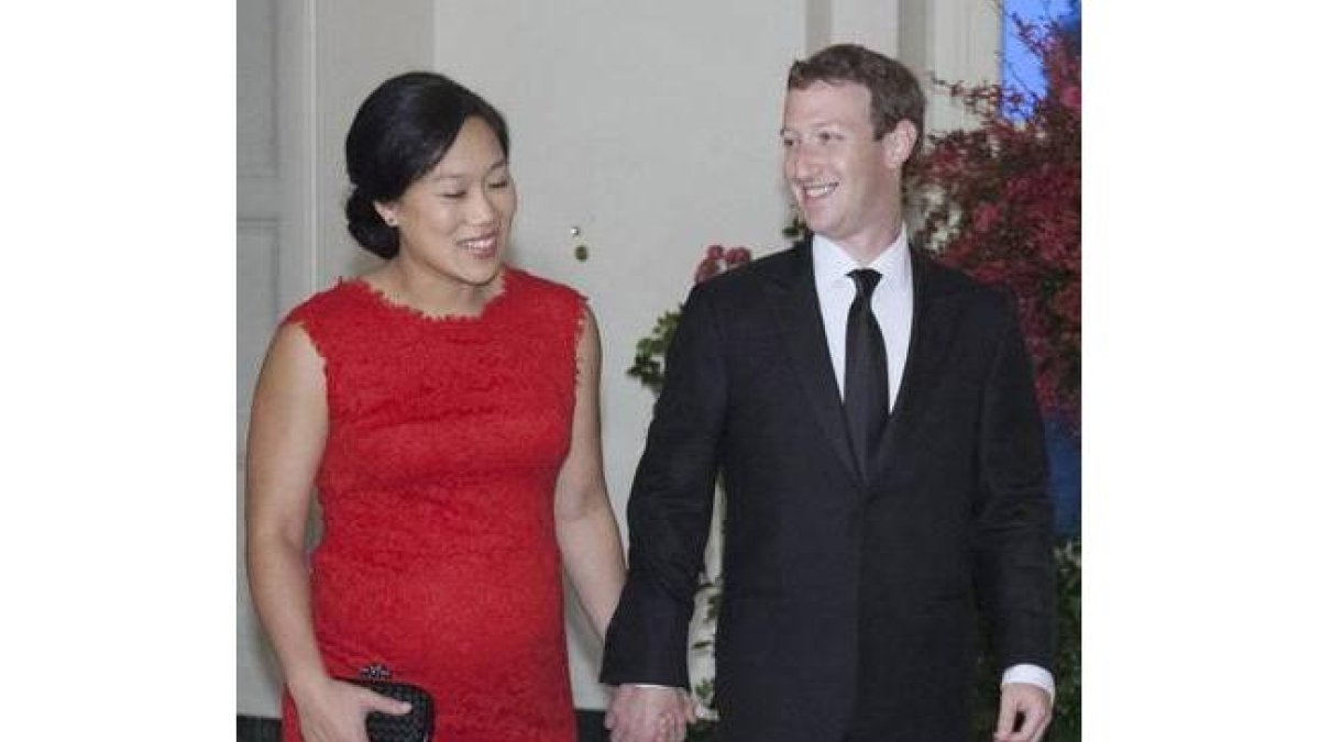 Zuckerberg junto con su pareja llegan a una cena presidencial con el presidente chino, Xi Jinping.-EFE / CHRIS KLEPONIS/POOL
