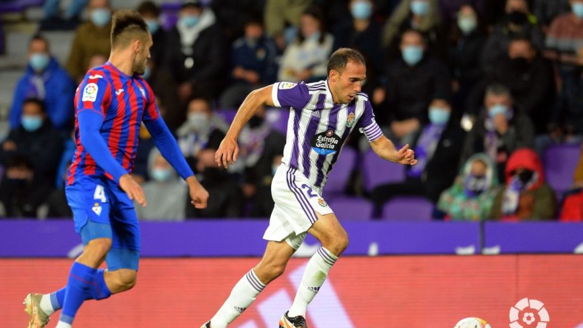 Nacho Martínez avanza ante Rober Correa. / E. M.